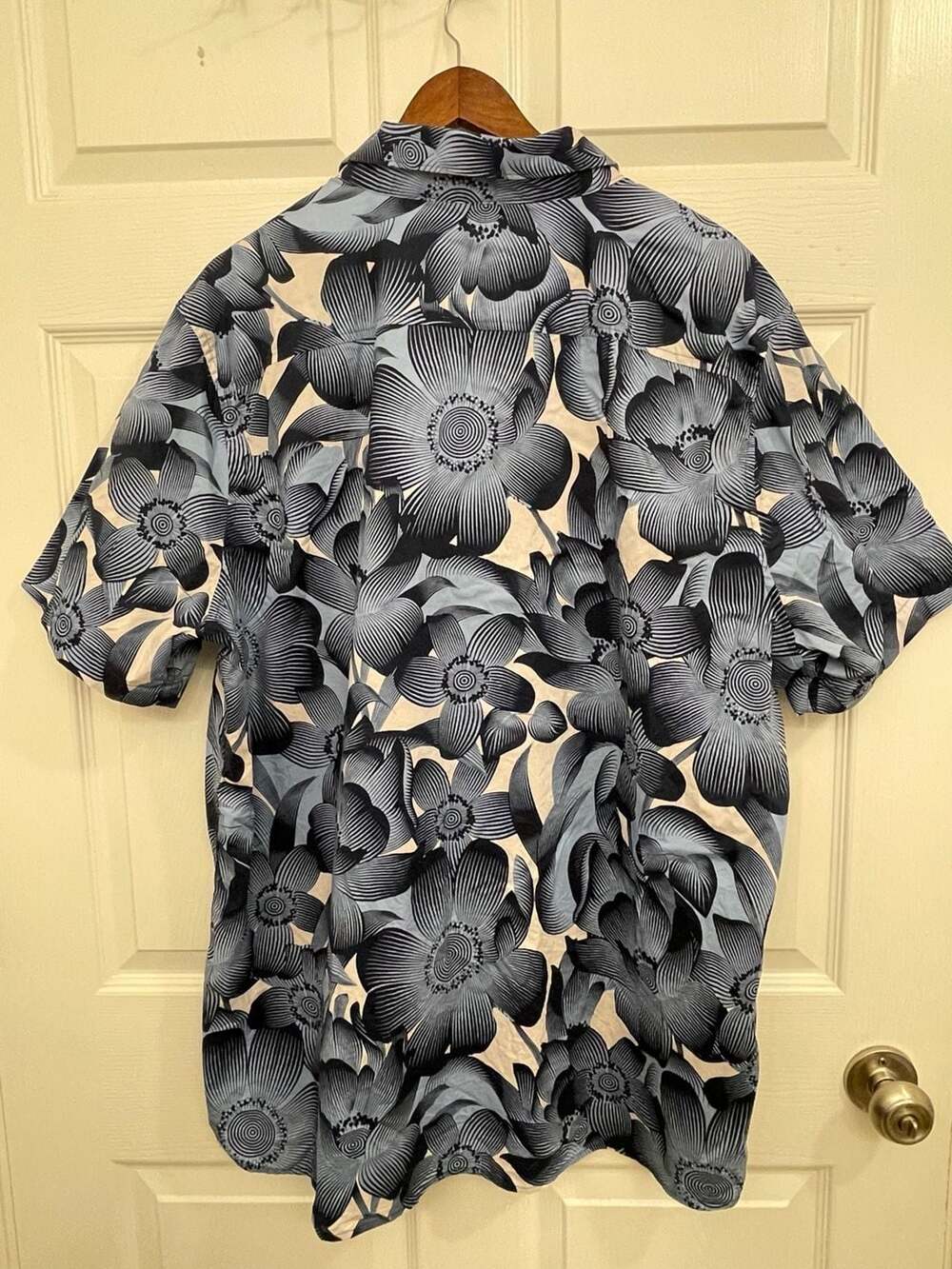 Perry Ellis Men's Blue and Navy Floral Short Sleeve Stretch Button-Down Shirt - Picture 2 of 7